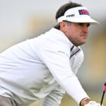 golfspelaren bubba watson i vita golfkläder med rosa text