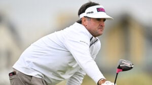 golfspelaren bubba watson i vita golfkläder med rosa text