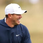 golfspelaren brooks koepka i tjock luvtröja och vit keps