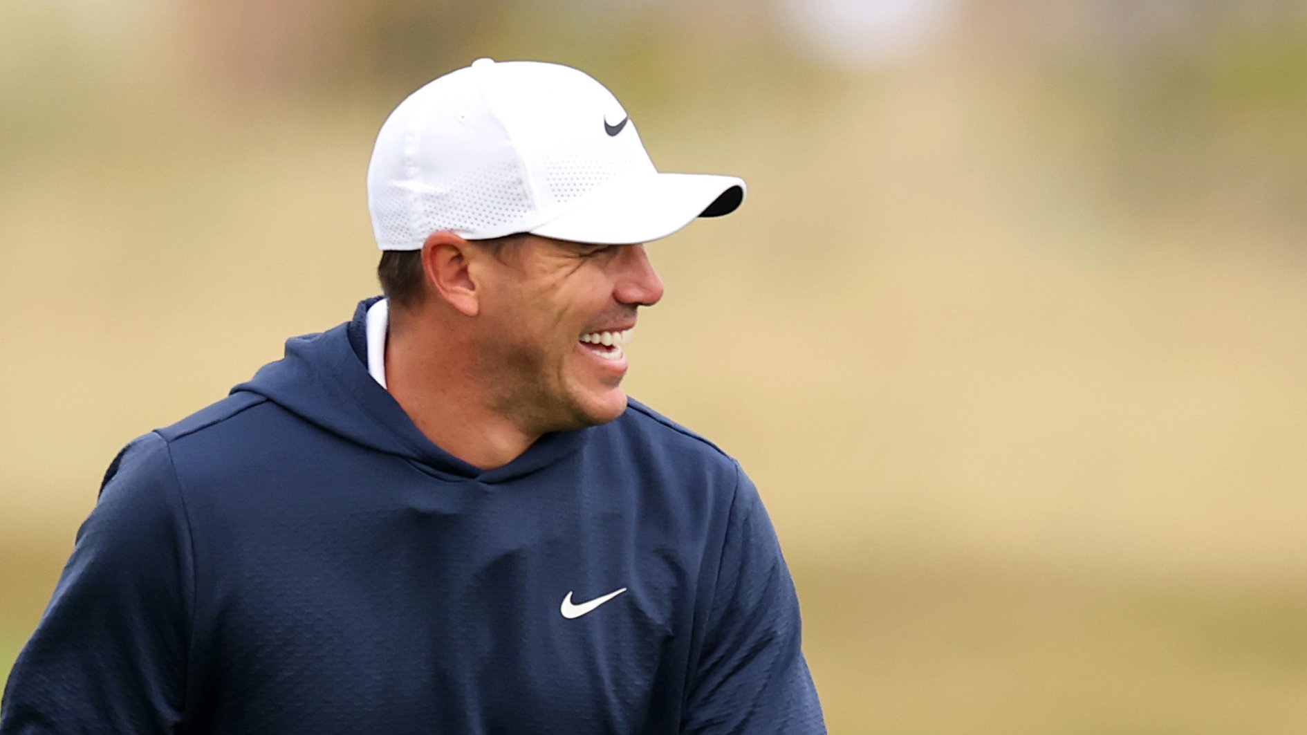 golfspelaren brooks koepka i tjock luvtröja och vit keps