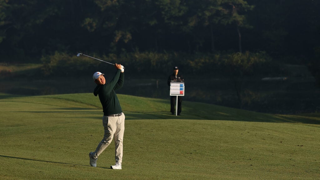 golfspelaren Byeong Hun An på en grön golfbana