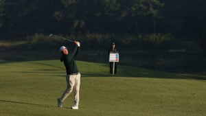 golfspelaren Byeong Hun An på en grön golfbana