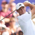 golfspelaren ludvig åberg i vita golfkläder