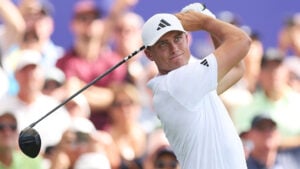 golfspelaren ludvig åberg i vita golfkläder