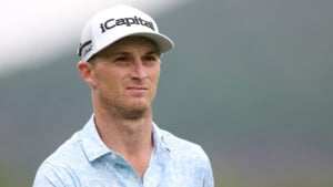 golfspelaren will zalatoris med vit golfkeps