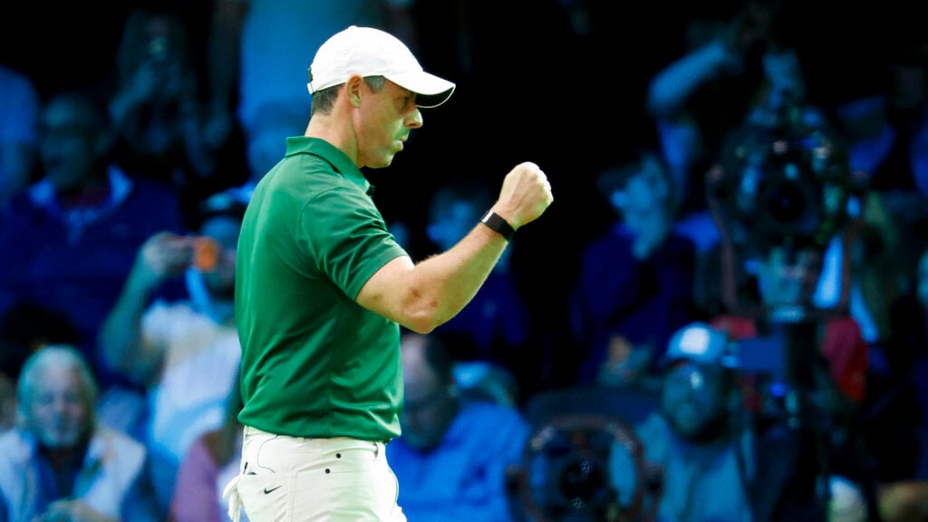 golfspelaren rory mcilroy inomhus i grön golfpiké