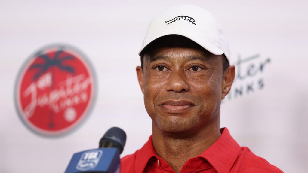 golfspelaren tiger woods i röd tröja och vit keps