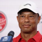 golfspelaren tiger woods i röd tröja och vit keps