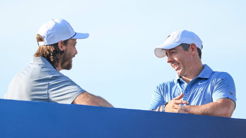 golfspelarna Tommy Fleetwood och Rory McIlroy i ljusa golfkläder