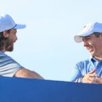 golfspelarna Tommy Fleetwood och Rory McIlroy i ljusa golfkläder