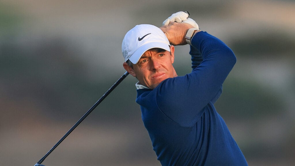 golfspelaren rory mcilroy i vit golfkeps och mörkblå golftröja