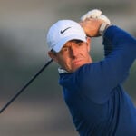 golfspelaren rory mcilroy i vit golfkeps och mörkblå golftröja