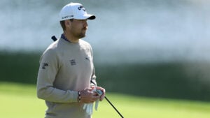 golfspelaren mikael lindberg i vit golfkeps och beige golftröja