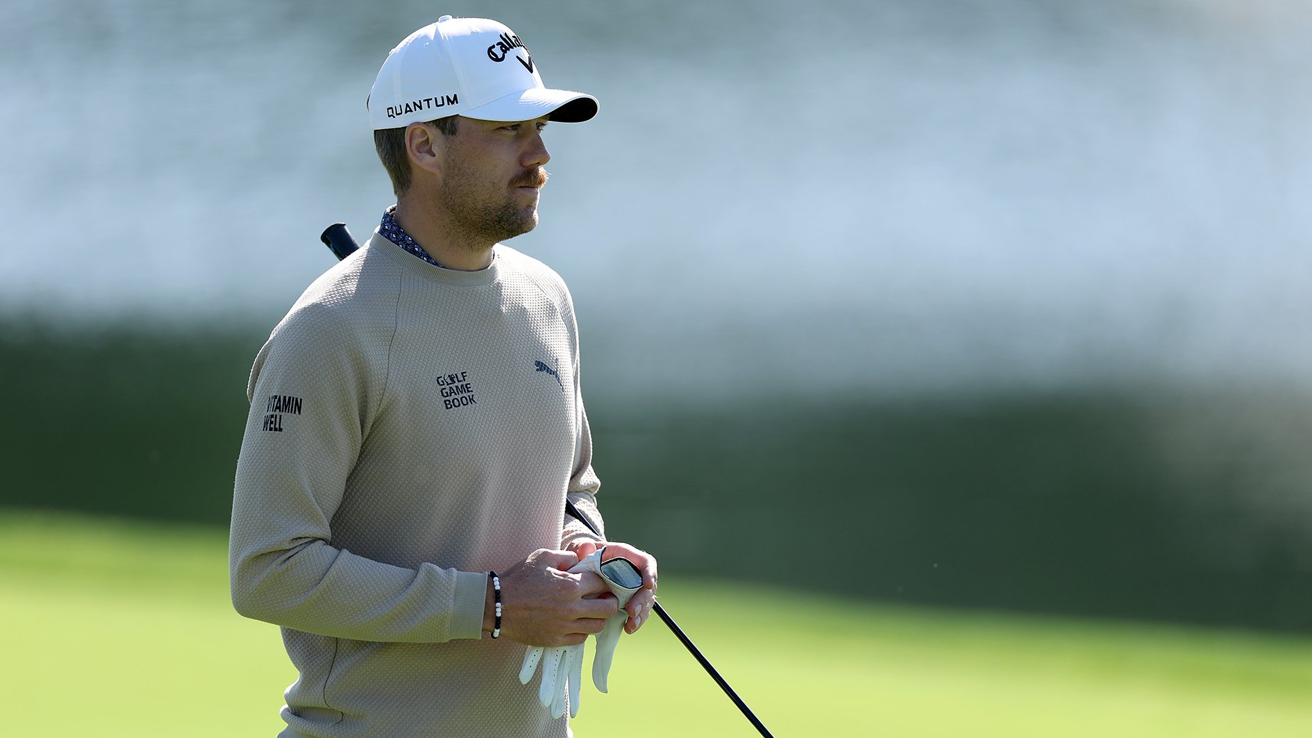 golfspelaren mikael lindberg i vit golfkeps och beige golftröja