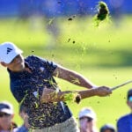 golfspelaren ludvig åberg slår upp gräs på en golfbana