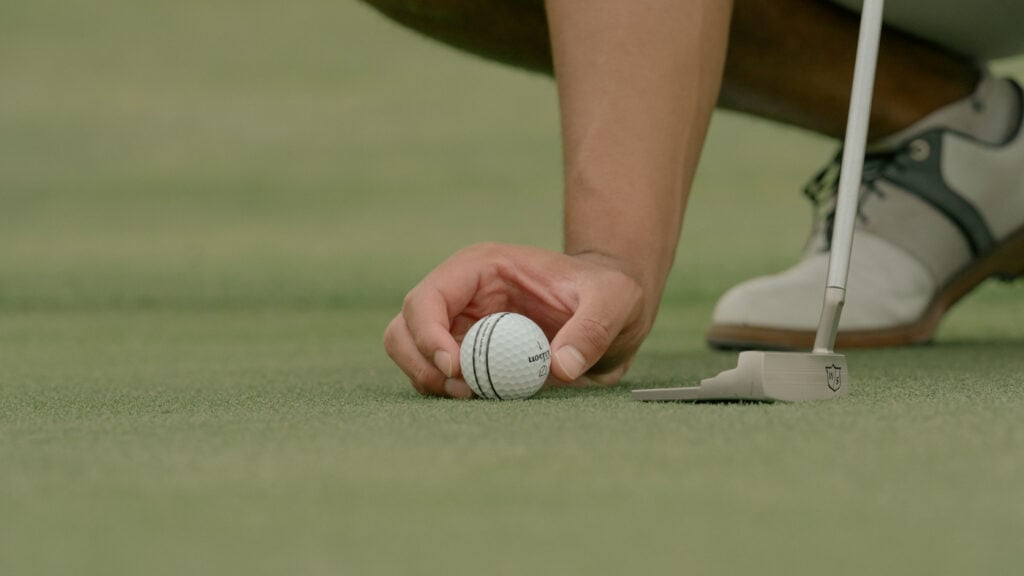 golfboll med siktlinjer på gräs