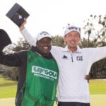 golfspelaren björn hellgren och hans caddie och en champagneflaska