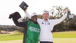 golfspelaren björn hellgren och hans caddie och en champagneflaska