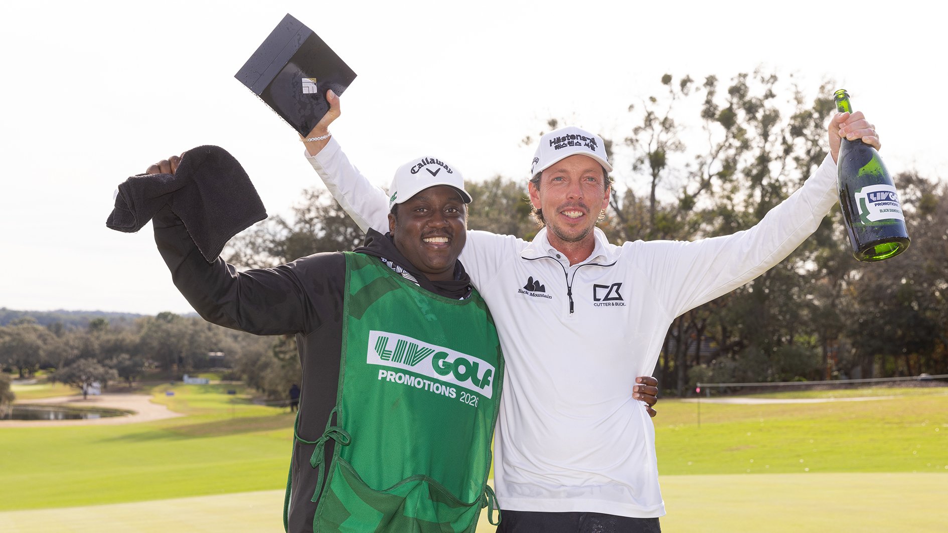 golfspelaren björn hellgren och hans caddie och en champagneflaska