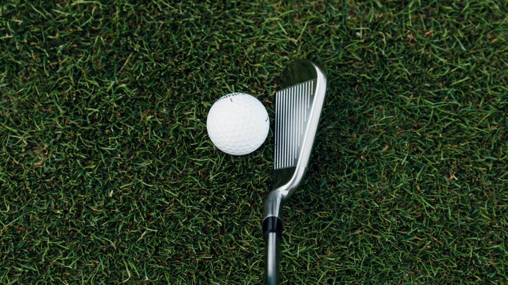 golfklubbor i järn från märket callaway