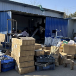 piratkopierade golfklubbor i kartonger utanför lagerbyggnad