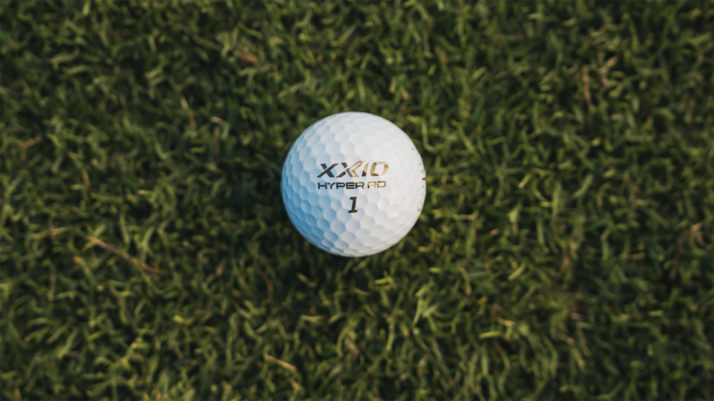 vit golfboll från märket xxio