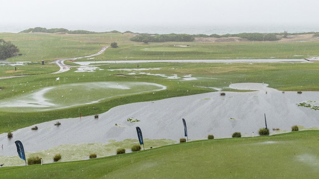 regnblöt, översvämmad golfbana