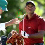 golfspelaren tiger woods i röd golfpiké