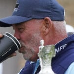 golfspelare dricker kaffe i pappmugg