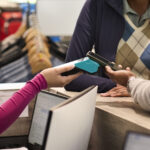 golfspelare betalar i golfshop