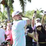 golfspelaren bryson dechambeau i ljusa golfkläder