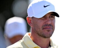 golfspelaren brooks koepka i vit golfkeps och gul golfpiké