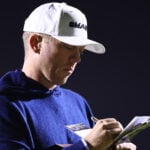 golfspelaren talor gooch i blå luvtröja och vit golfkeps