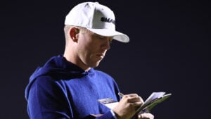 golfspelaren talor gooch i blå luvtröja och vit golfkeps