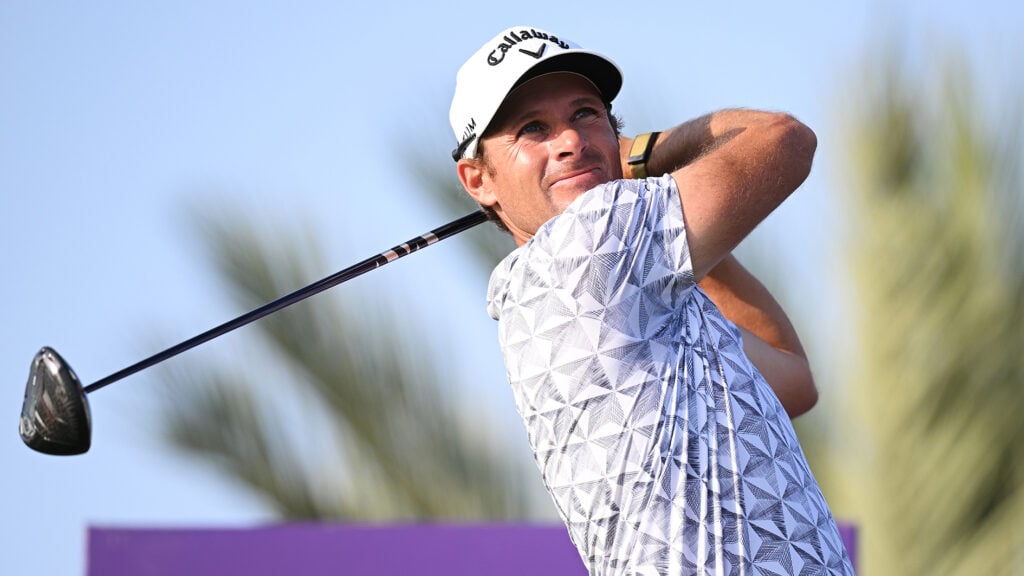 golfspelare i vit golfkeps och med driver