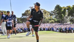 golfspelaren anthony kim i svarta golfkläder