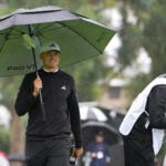 golfspelaren ludvig åberg med ett golfparaply