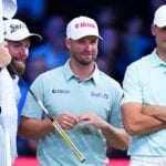 golfspelare i likadana kläder inomhus