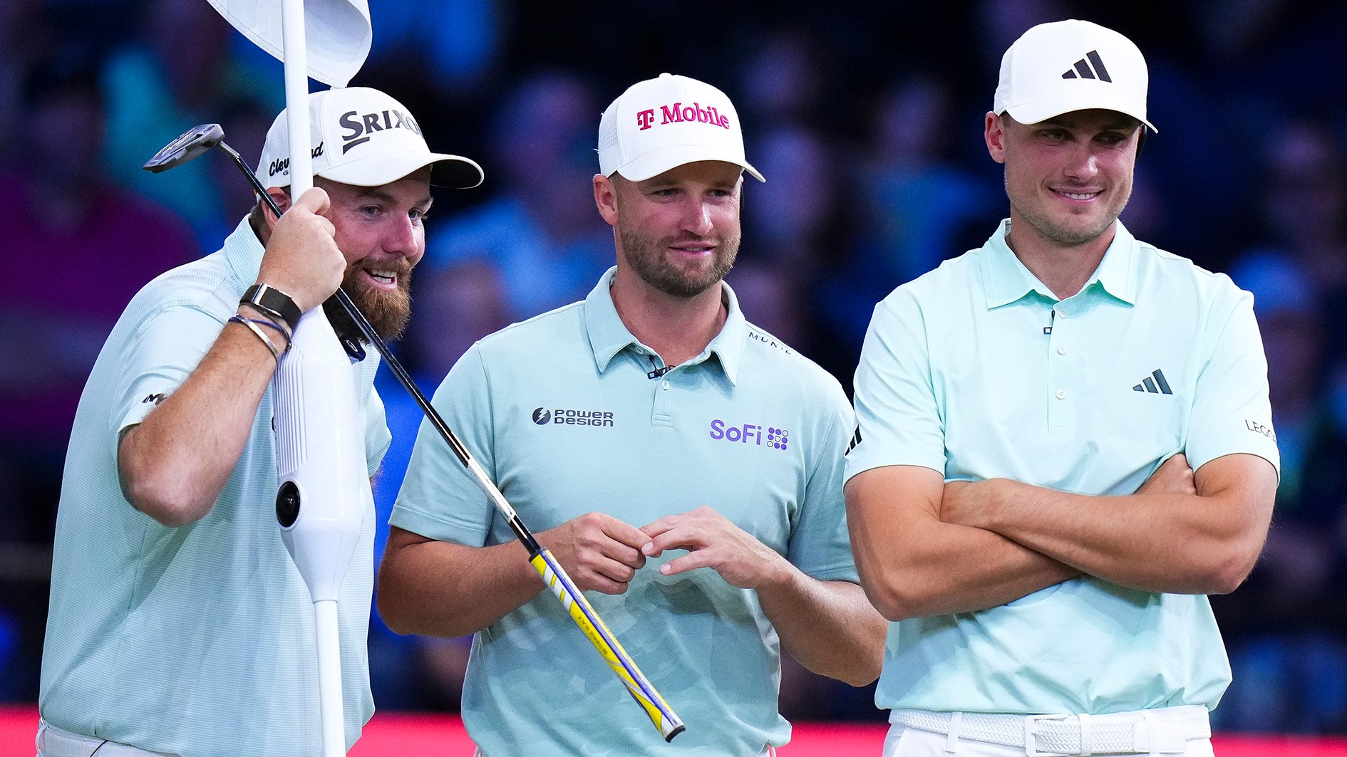 golfspelare i likadana kläder inomhus