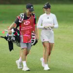 golfspelaren linn grant med caddie på grön golfbana