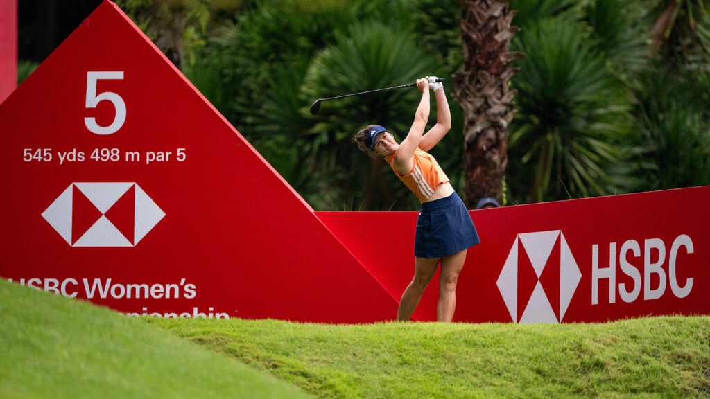 golfspelaren linn grant vid röd skylt på golfbana