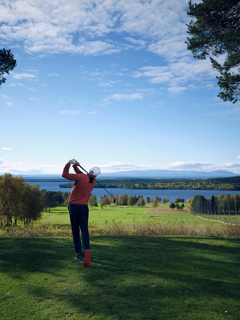 skidskytten viktor brandt spelar golf