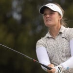 damgolfspelare i ljusa golfkläder