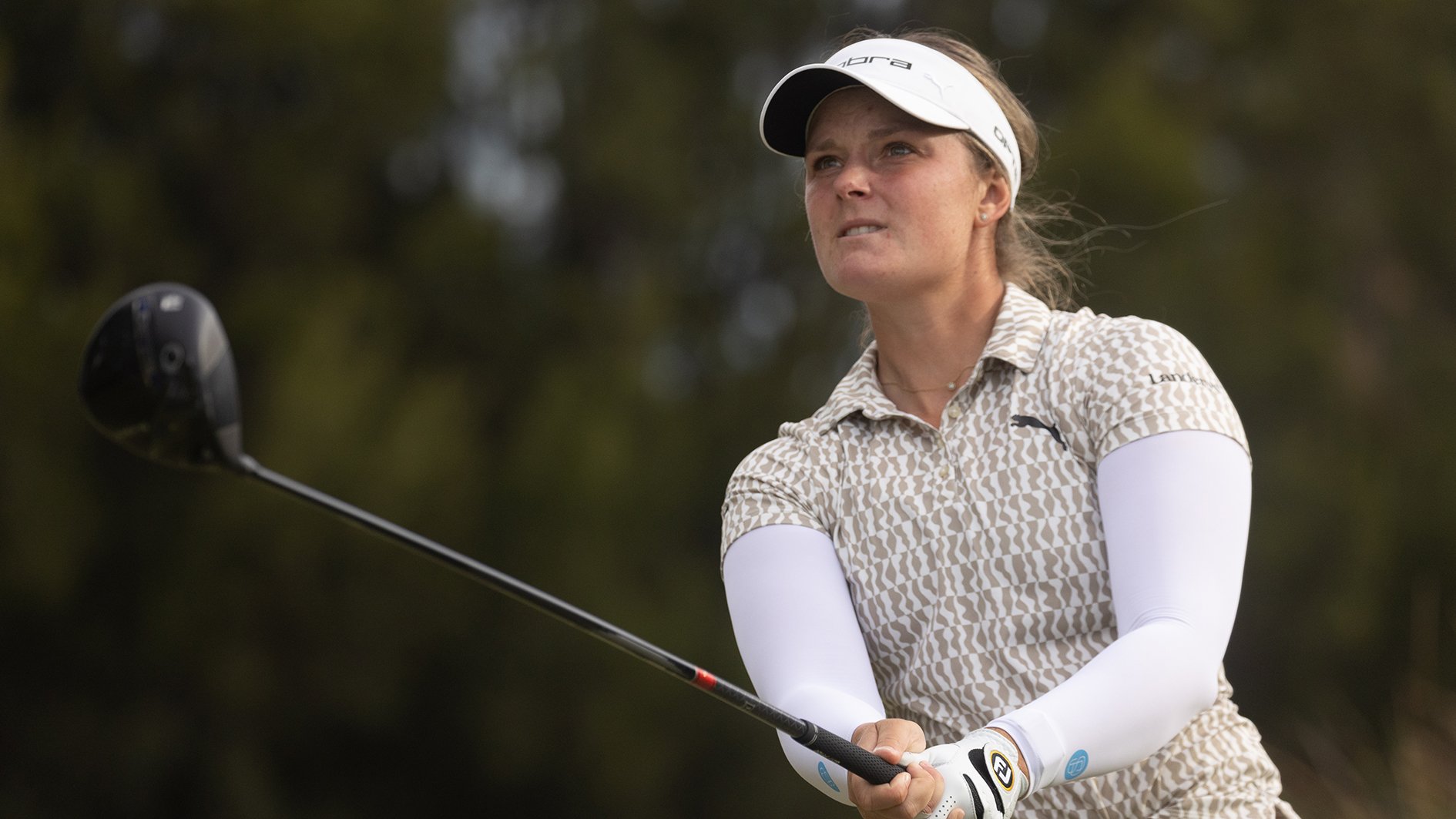 damgolfspelare i ljusa golfkläder