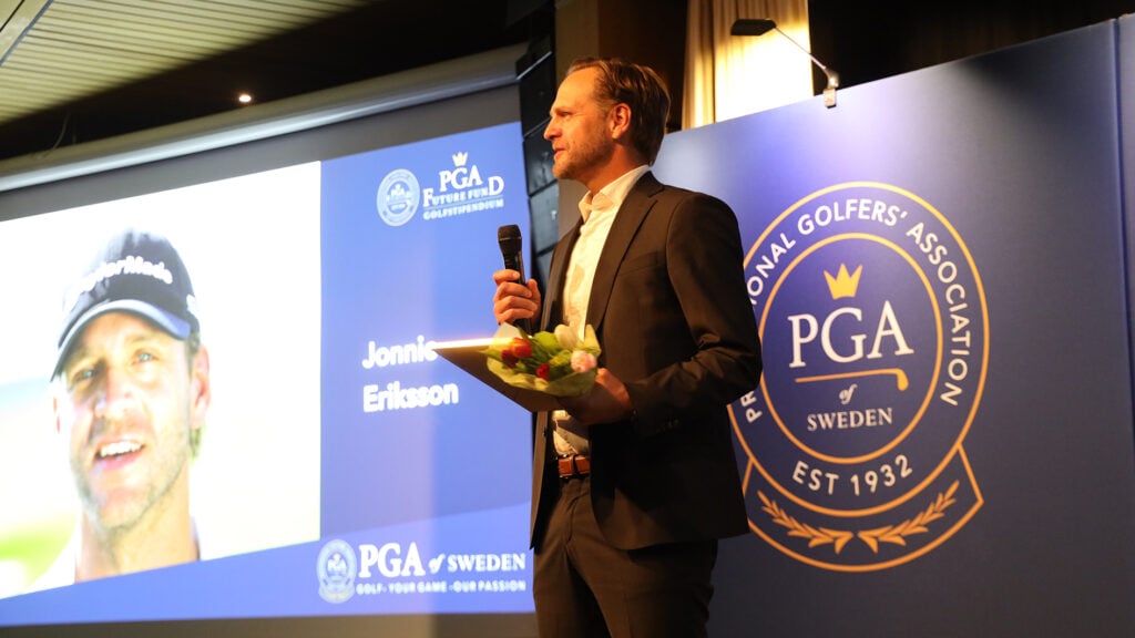 man med mikrofon på podium