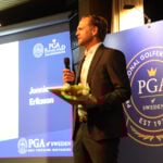 man med mikrofon på podium