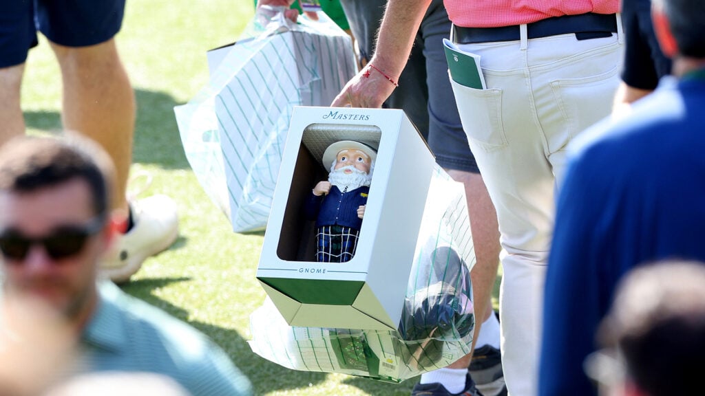 masterstomte i påse på golfbana