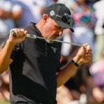 golfspelaren phil mickelson biter på en golfputter