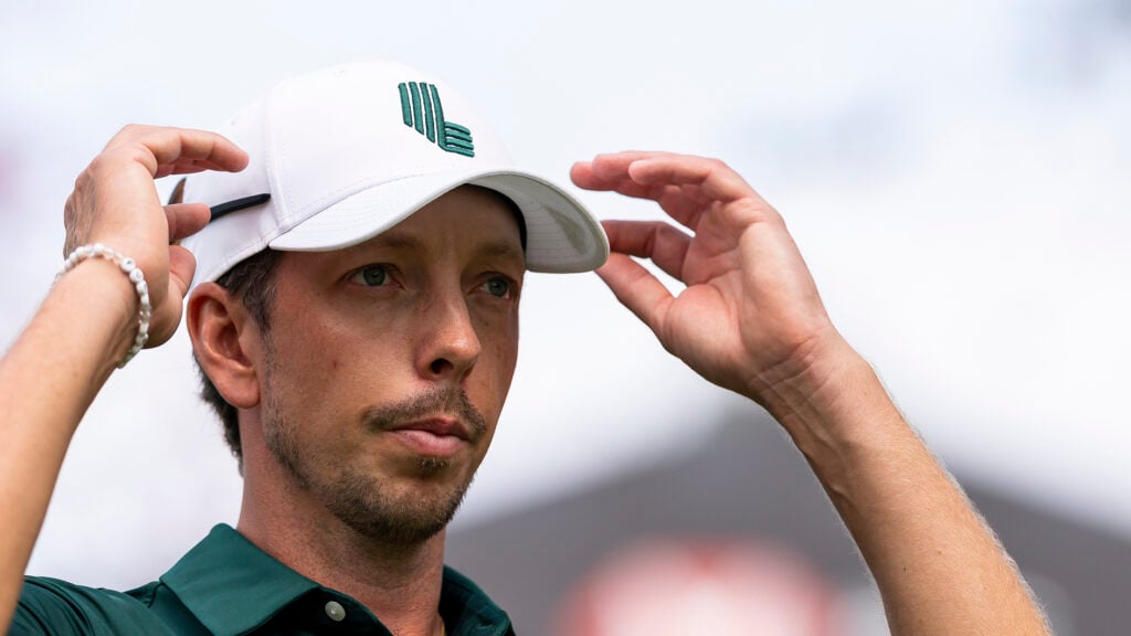 golfspelaren björn hellgren i vit golfkeps och grön golfpiké