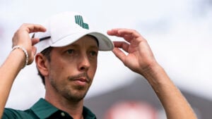 golfspelaren björn hellgren i vit golfkeps och grön golfpiké